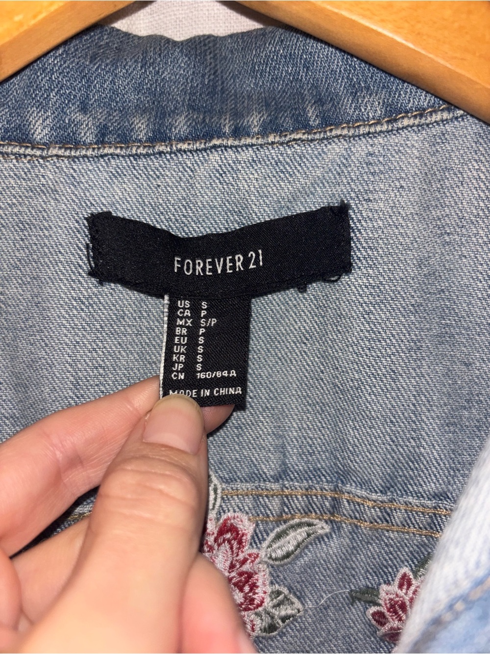Forever 21 Floral Embroidered Cropped Denim Jacket Size Small Y2K Boho - Picture 3 of 8